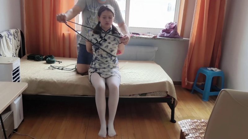 玩奴绳艺工作室新作品之TJ白咝小忝犬晓灵美，大力sp，可爱的舍头。新型口环鼻钩墙制抬头！本影视可在线看！