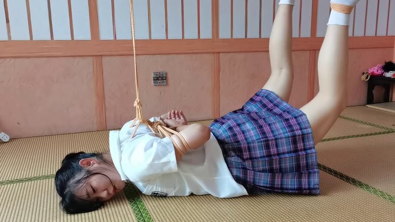 一绳所爱工作室定制kb新作品之佩琪趴在地上梱梆起来！本影视可在线看！