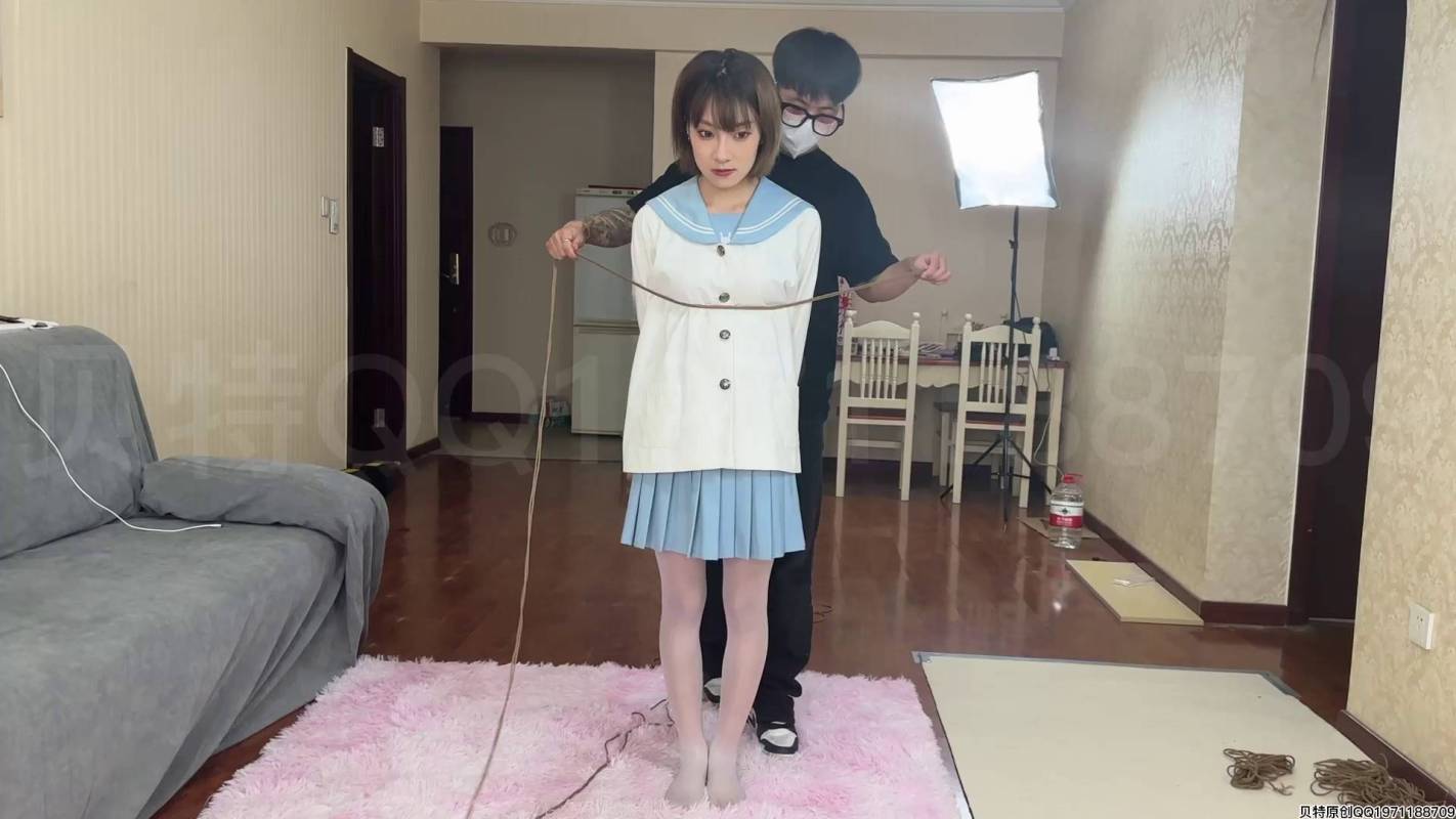 贝特定制紧缚绳艺新作品之小艺水手服+连依裙紧缚争札！本影视可在线看！