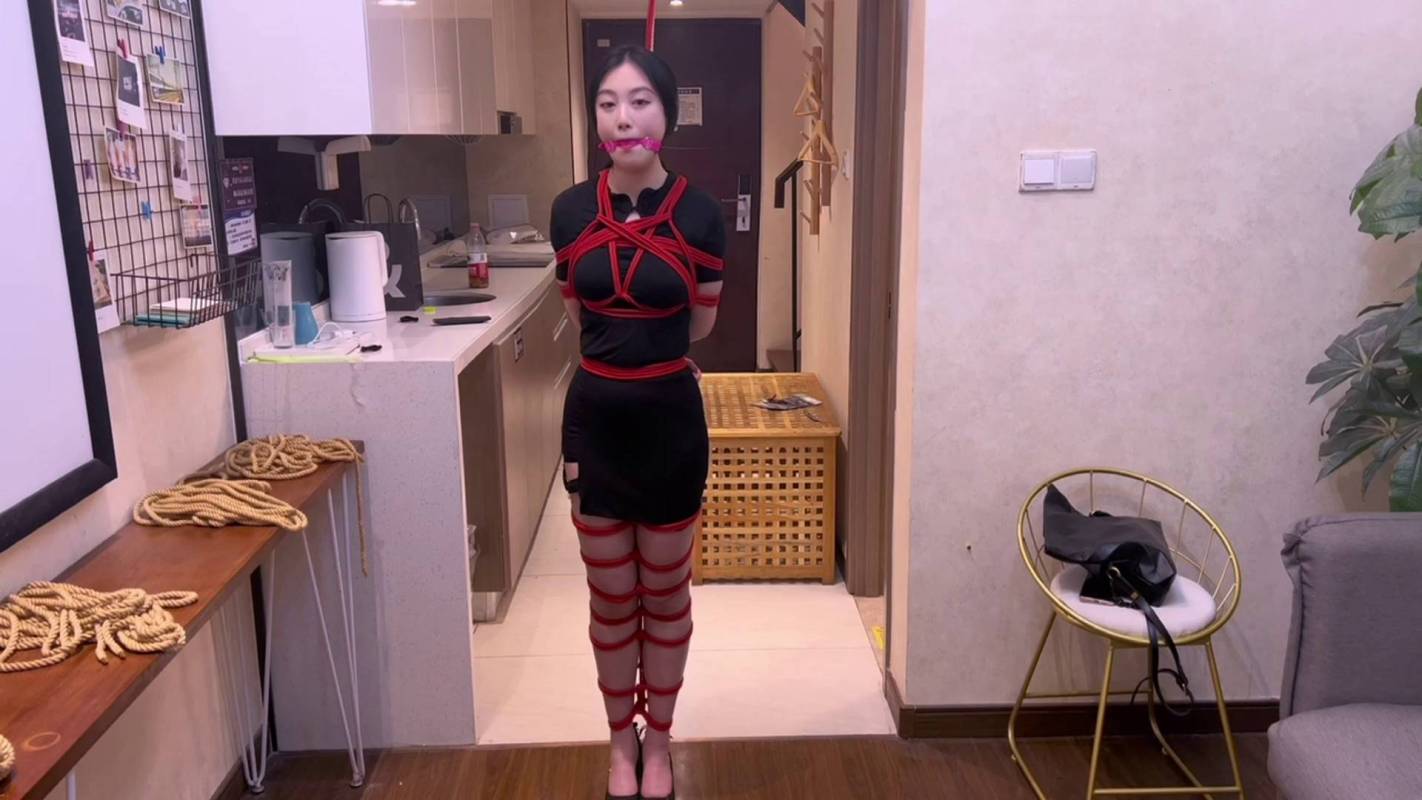 网友原创绳艺kb，吊缚口球，新模站着被绑紧悬吊在空中！本影视可在线看！