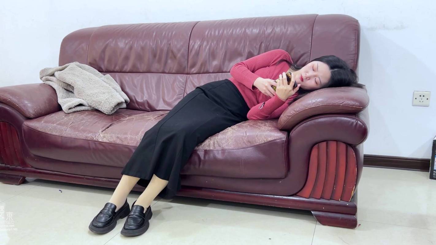 樱束绳艺工作室，吊缚原创vk，性感女友穿着渔网袜悬吊kb！本影视可在线看！