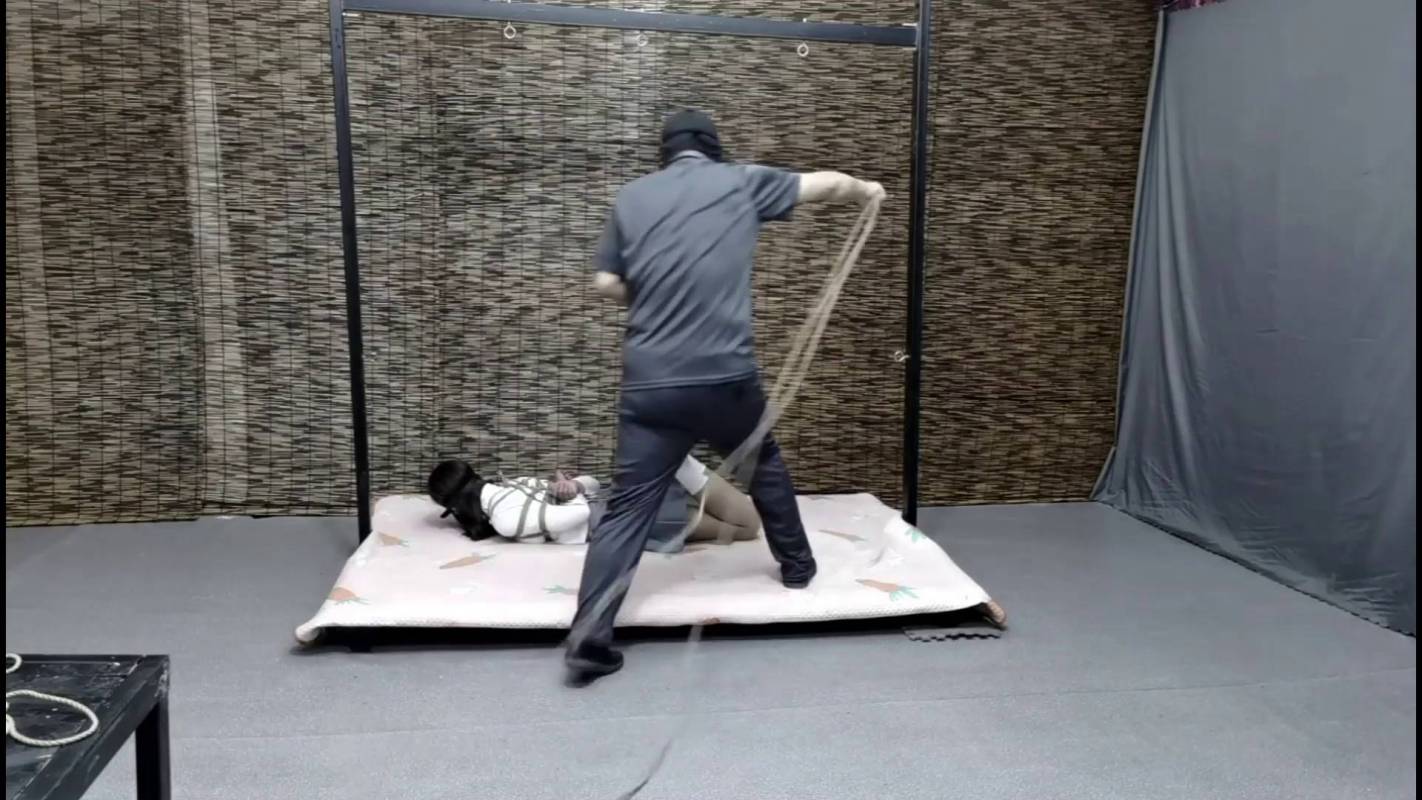 飞天原创绳艺视频，驷马定制，要是不听话就被绑的很紧且使劲挠！本影视可在线看！