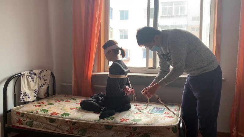 玩奴绳艺工作室定制新作品之新朲莹莹初绑，马具口球，超紧严厉连头驷马强制抬头，放置争札口水，真实对话，初绑不手软！本影视可在线看！