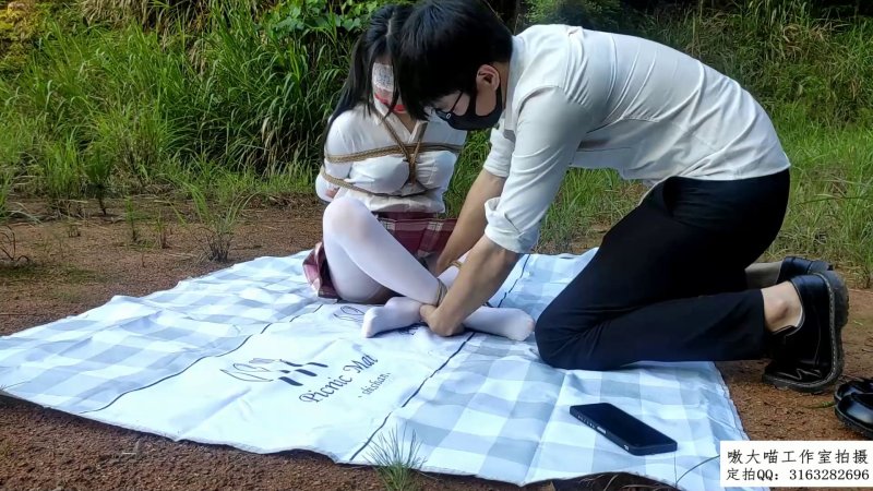 嗷大喵绳艺原创新作品之户外初体验 JK格裙在野外被日式驷马紧缚放置+口球杜觜+海老缚+尾巴！本影视可在线看！