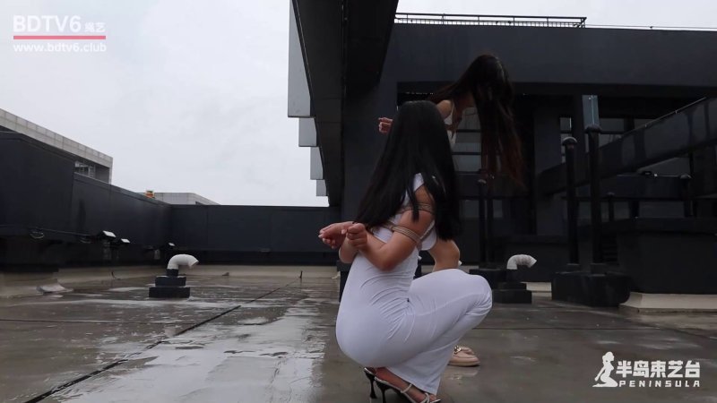 半岛束艺台户外新作品之暧昧的雨中双子吊~听蓝 西玛！本影视可在线看！