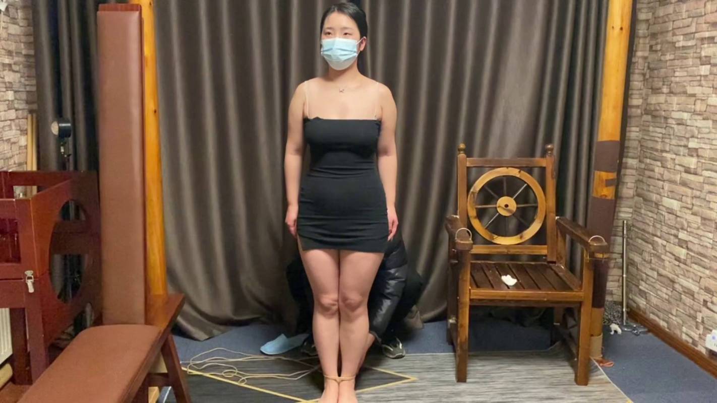 龙飞紧缚原创，绳艺kb美缚束缚视频，紫棋体验经典的老虎凳绳艺kb！本作品可以在线观看！
