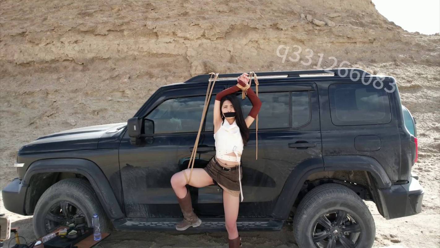 欢乐谷kb紧缚，绳艺束缚吊捆美女视频，在戈壁里女王的极限紧缚！本作品可以在线观看！