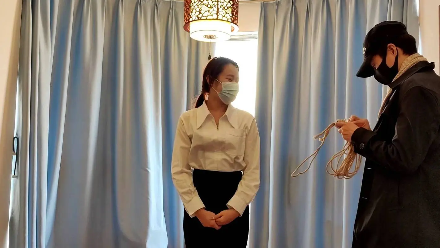 一绳所爱工作室定制紧缚新作品之小花麻绳KB拘束袋紧束，高高悬空吊起来！本影视可在线看！