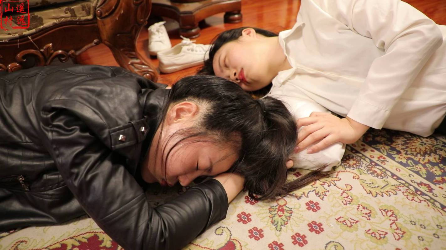 山村原创绳艺，国产绳艺播放论坛，走秀惨遭放倒在地躺下！本作品可以在线观看！