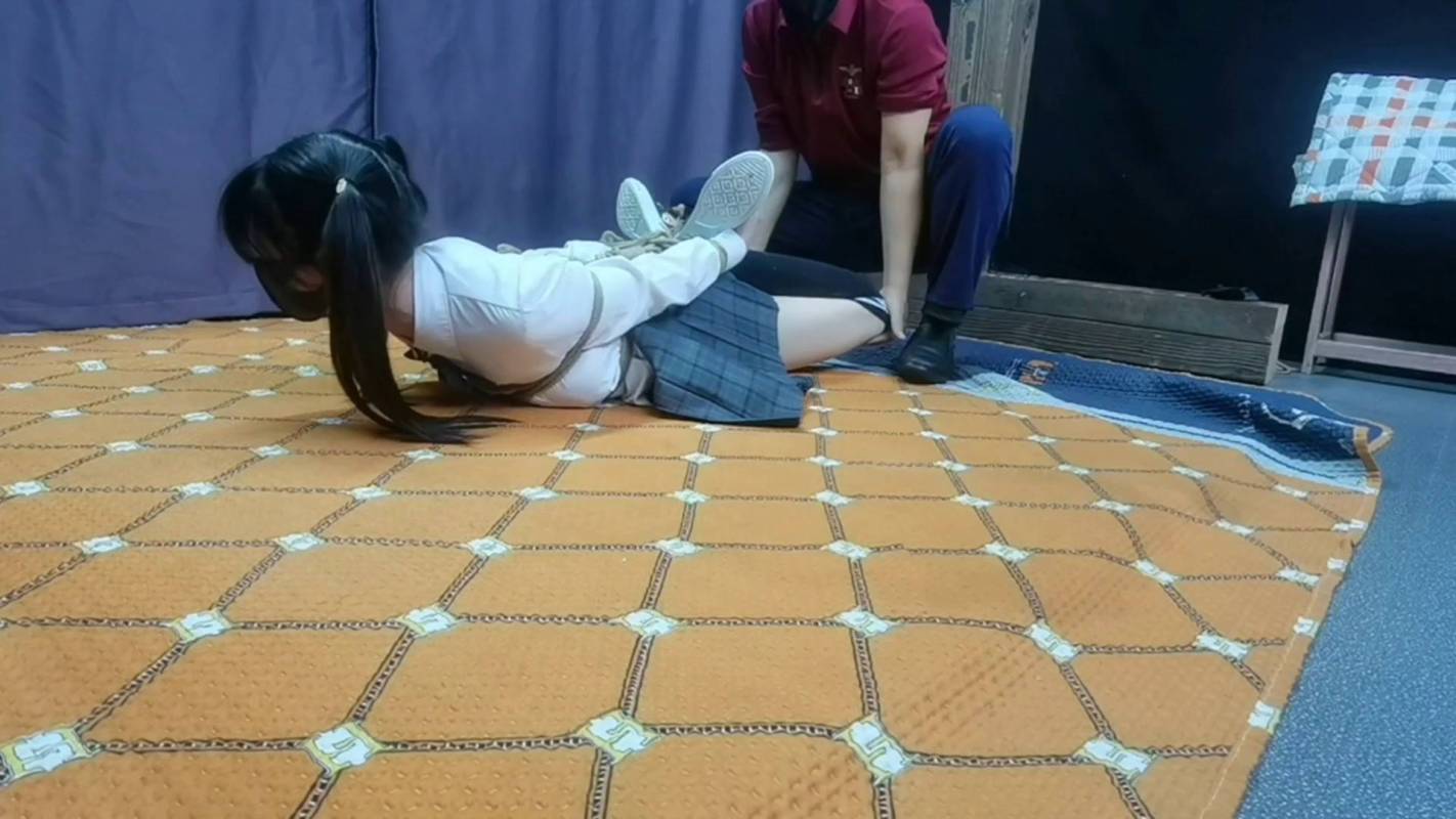 飞天原创绳艺，绳艺美束馆，少女晓琳儿很喜欢练习绳艺驷马！本作品可以在线观看！