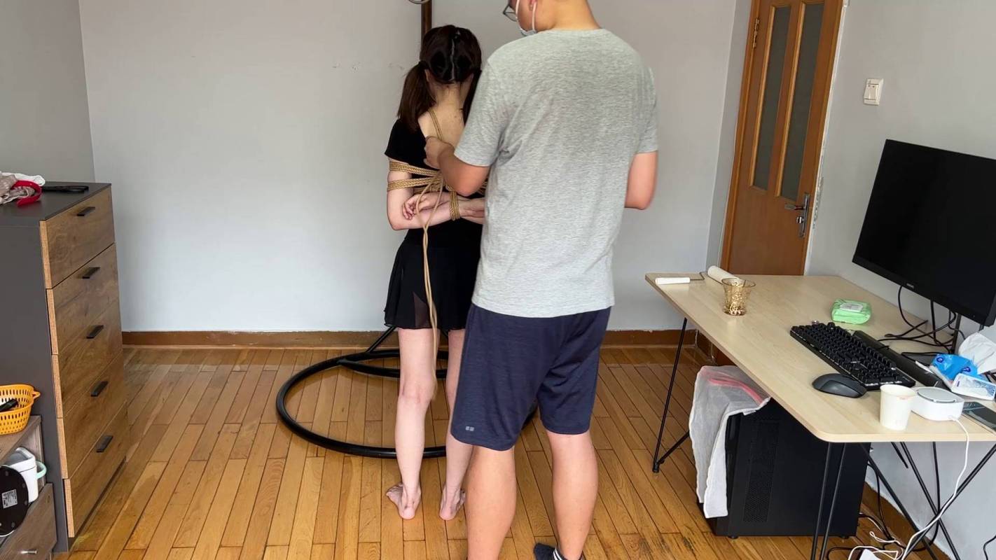 玩奴工作室绳艺新作品之舞蹈美少籹悠米绳责超紧肉团缚！海老缚！！本影视可在线看！