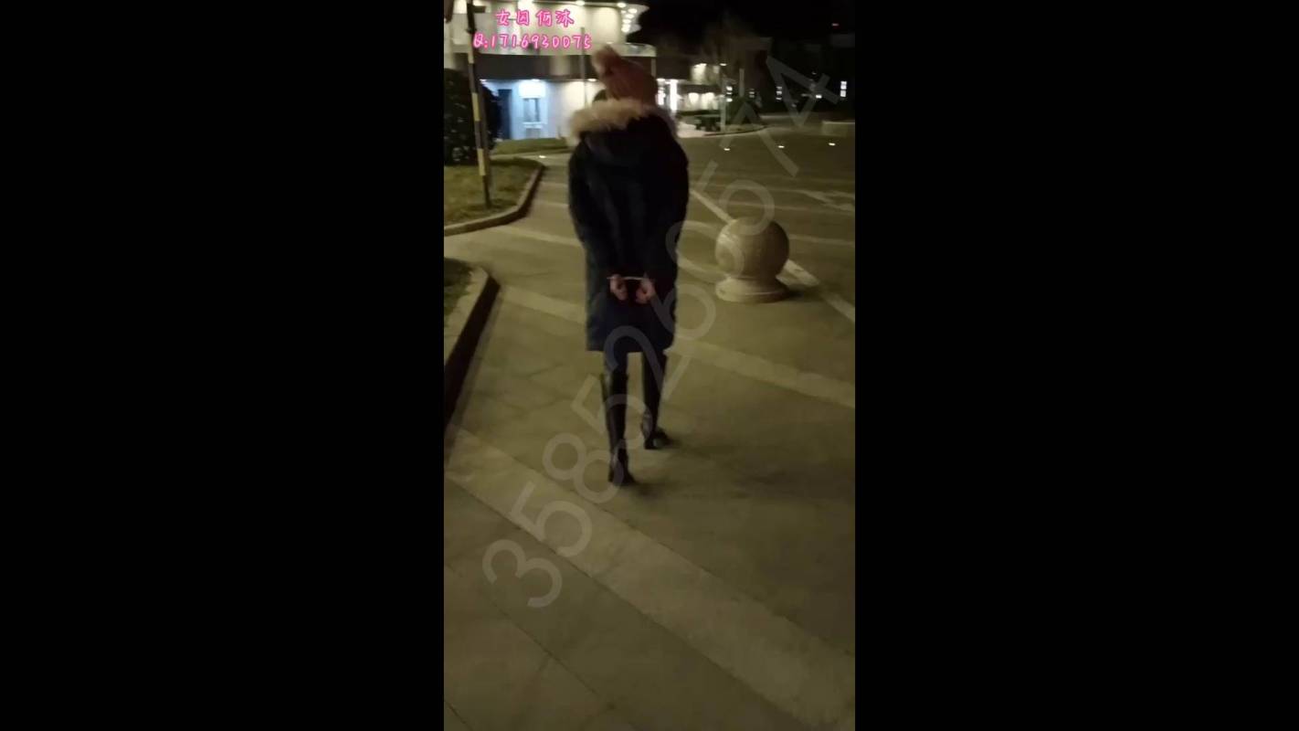 何沐紧缚定拍新作品之何沐带着手铐脚镣逛户外！本影视可在线看！