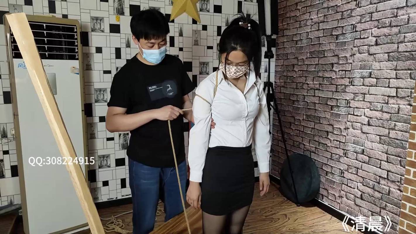 清晨绳艺kb，老虎凳紧缚，黑色丝袜美人戴着口罩体验很紧的绑还有挠脚心项目！本影视可在线看！