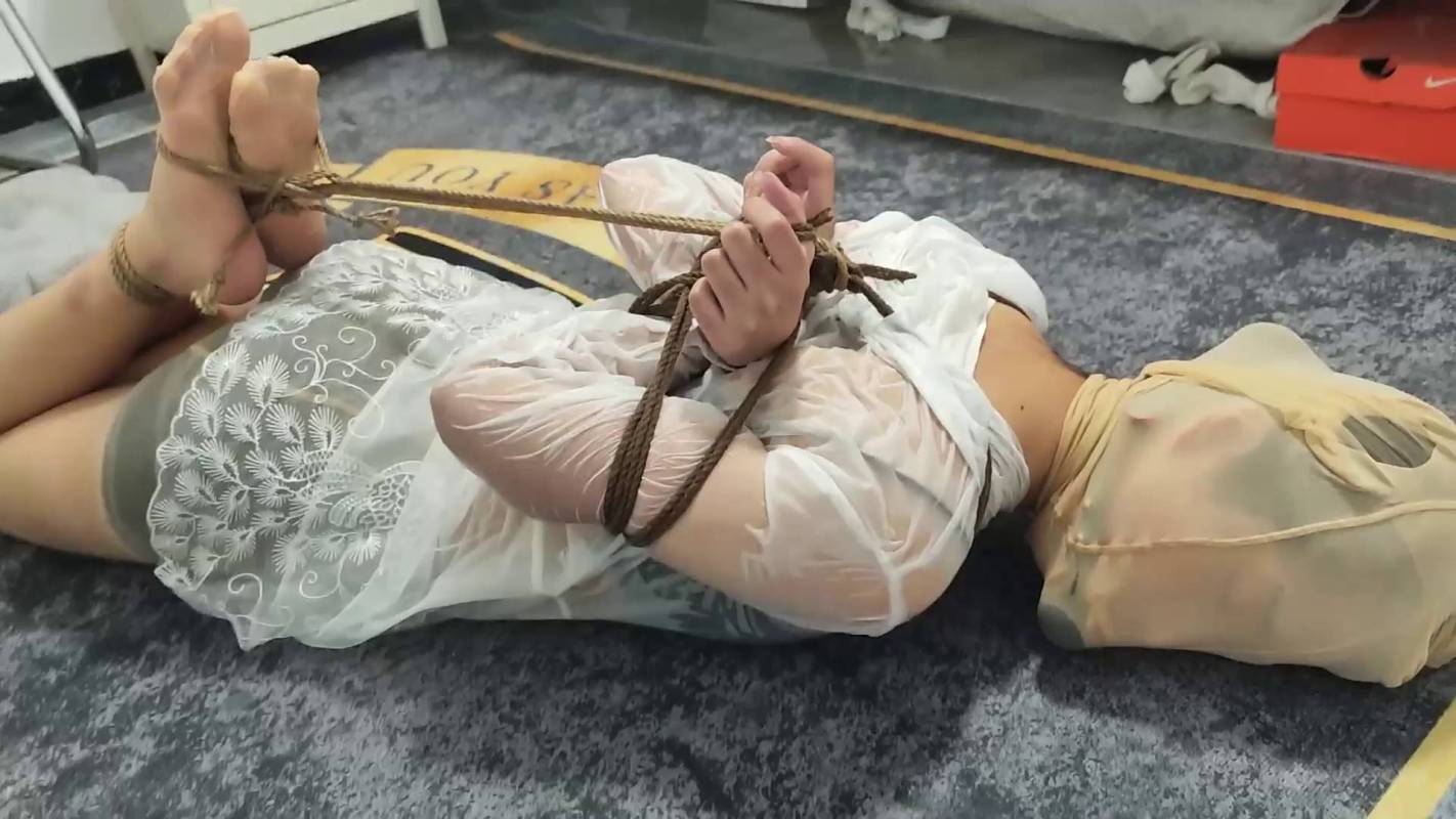 网友原创kb，紧缚驷马，丝袜小姐姐被kb放置在地上！本影视可在线看！