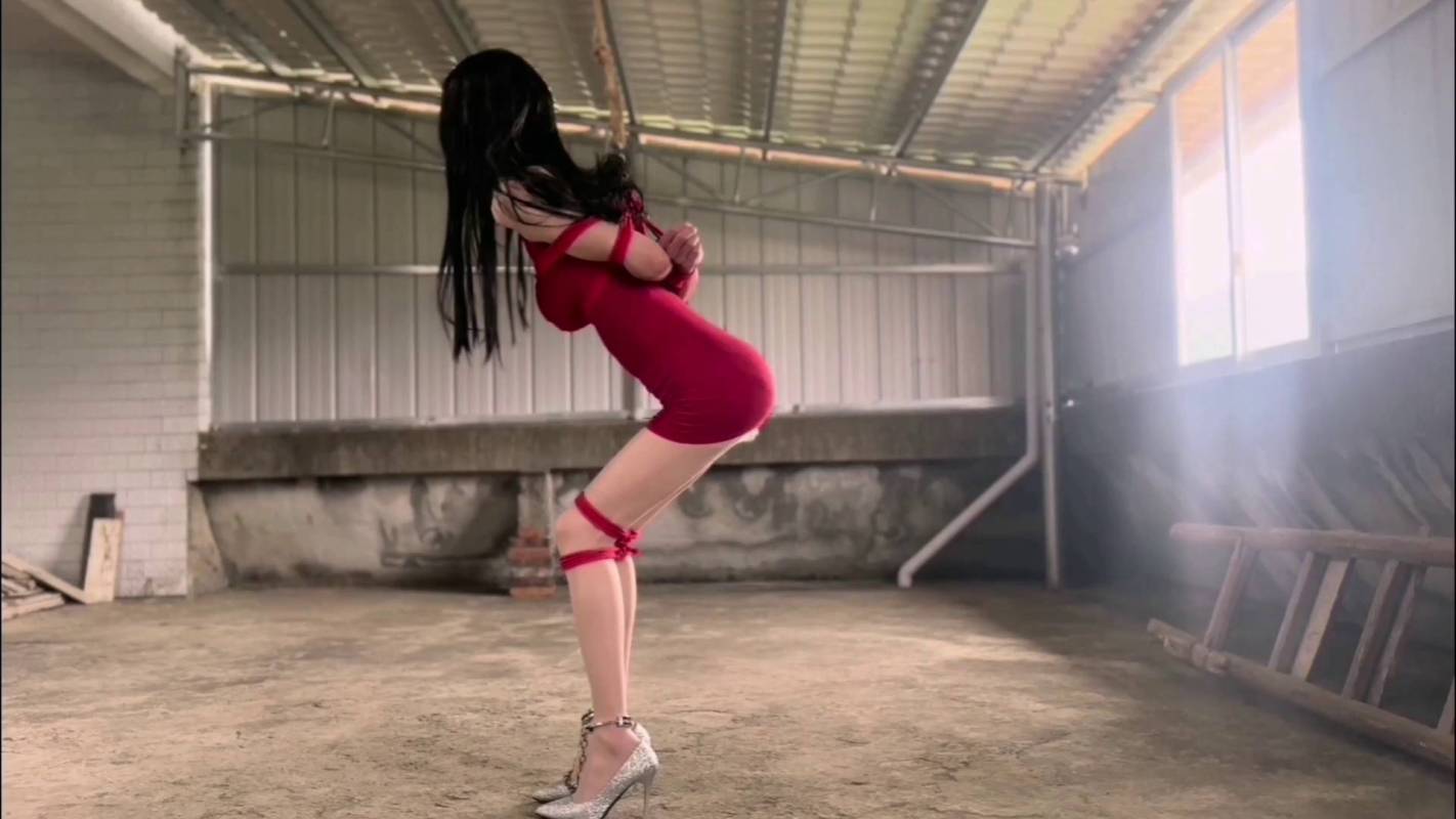 安妮原创绳艺kb，吊缚镣铐，车里的场景很完美！本影视可在线看！