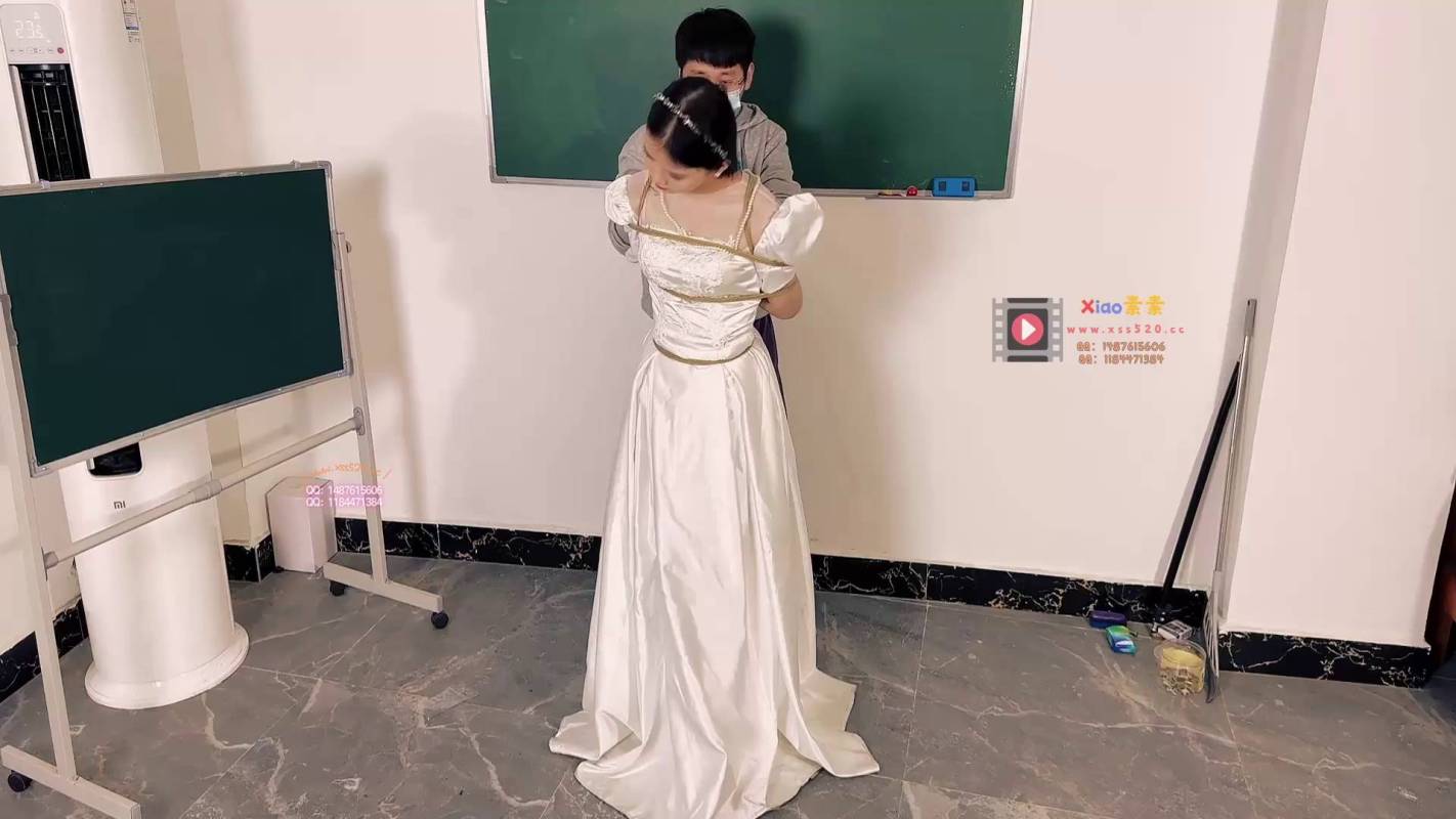 xiao素素原创，吊缚绳艺，婚纱小美女在黑板前体验被紧缚kb的感觉！本影视可在线看！