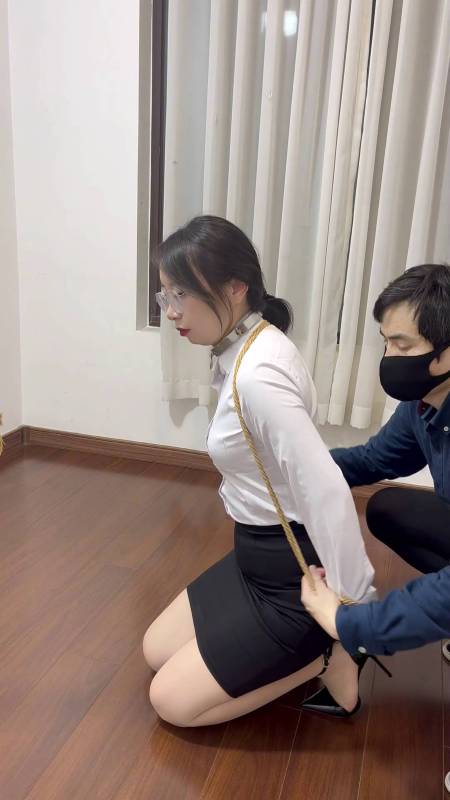 麦子绳艺kb，中国紧缚网站，蹲在地上脖子的禁锢！本作品可以在线观看！