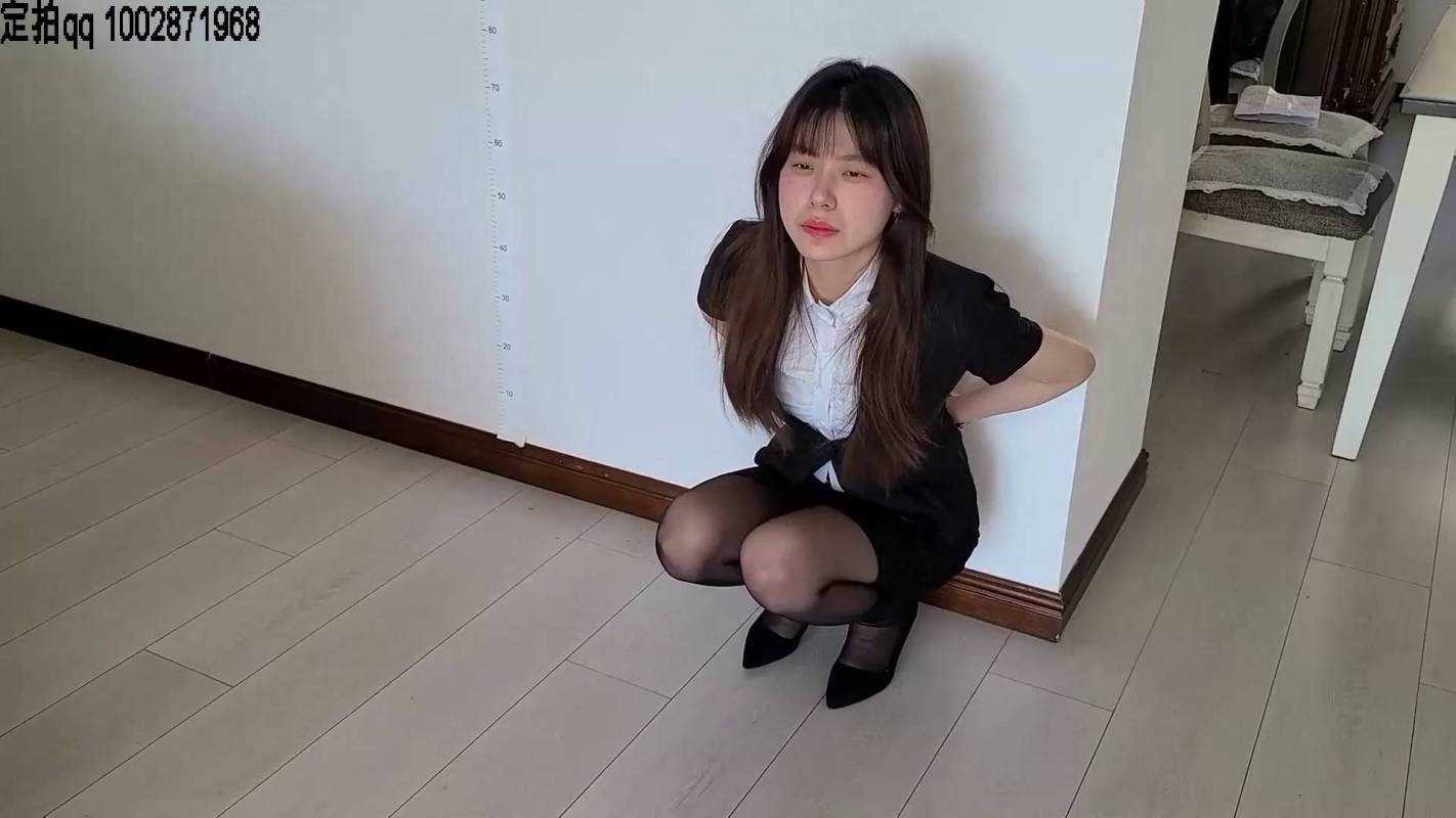 一往情深工作室资源网，绳艺镣铐丝袜，黑丝袜“许薇薇”被绳之以法！本作品可以在线观看！
